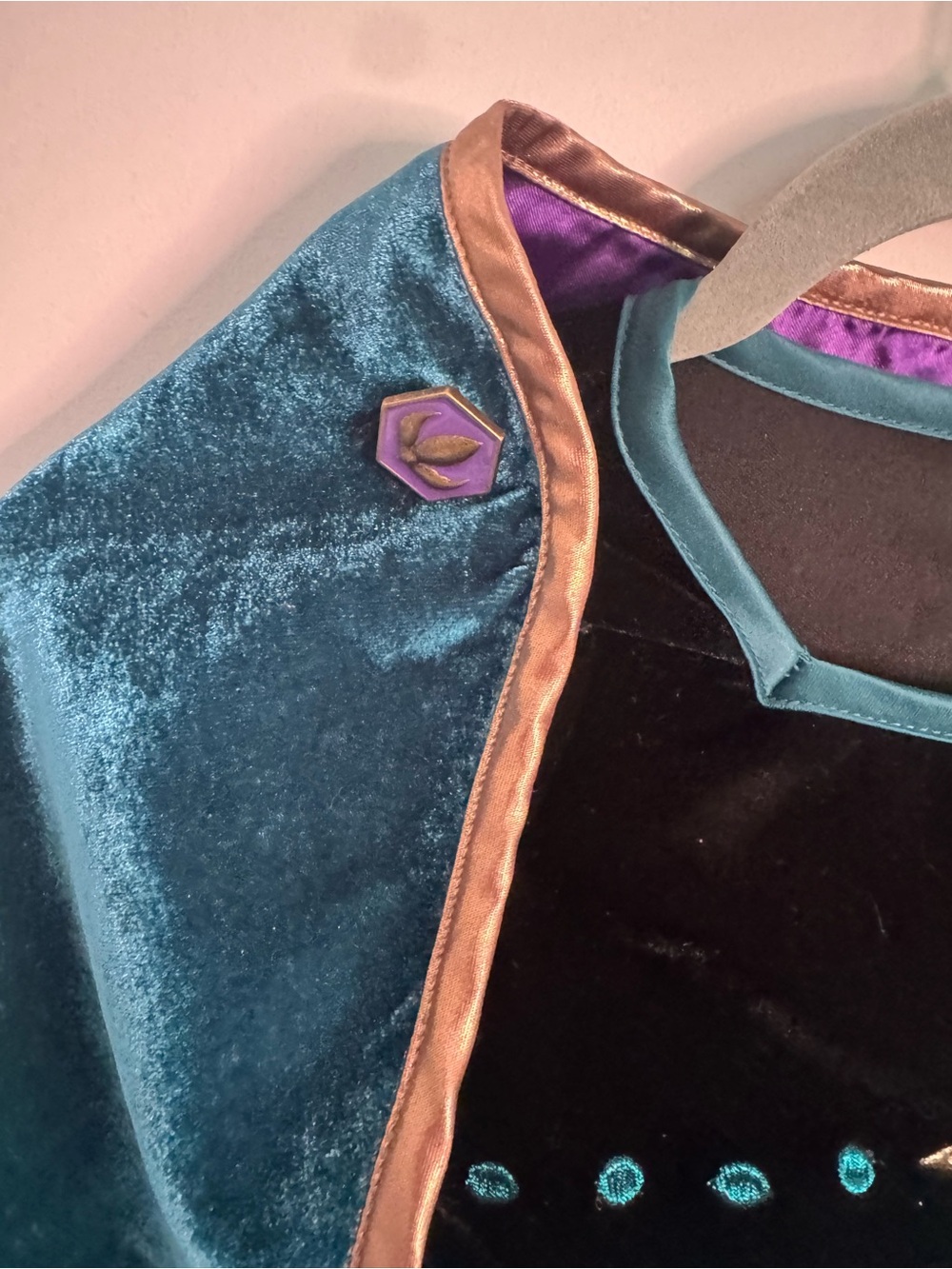Disney’s Queen Anna gown with velvet cape. Princess Costume Dress size kids 5/6 - Picture 6 of 9